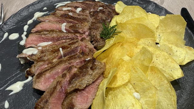 Tagliata di marchigiana IGP con chips di patate e salsa al pecorino - Ristorante Lefebvre