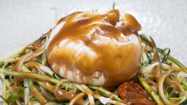 Burrata de la puglia con noodles de calabacín y pesto rojo - Botania, Madrid