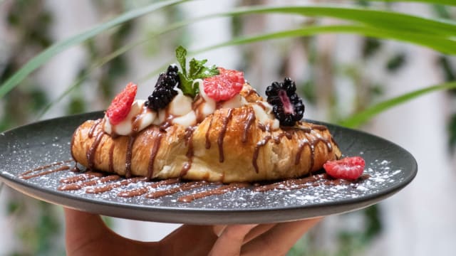 Croissant relleno de nata cremosa con frutos rojos y salsa de chocolate - Botania, Madrid