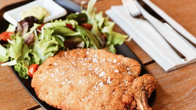 La cotoletta di vitello alla milanese - Osteria Brunello, Milan