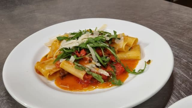 Paccheri pomodorini, rucola del ma orto, guanciale e ricotta salatata. - Agriturismo Casale Ré