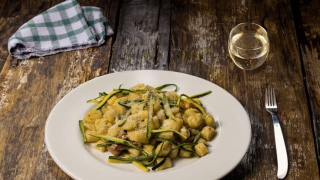 Fettuccine fatte in casa al ragù  bianco di maialino e noci - Agriturismo Casale Ré