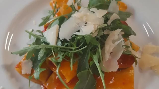 Paccheri con pomodorini e rucola del ns orto, guanciale, e scaglie di parmigiano  - Agriturismo Casale Ré