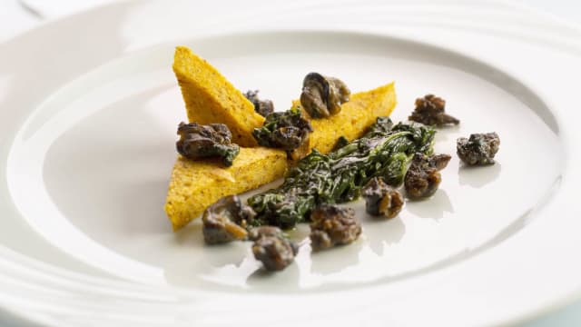 Lumache ed erbette rosolate in padella, servite con polenta di Storo - Osteria da Pietro (Castiglione Delle Stiviere), Castiglione Delle Stiviere