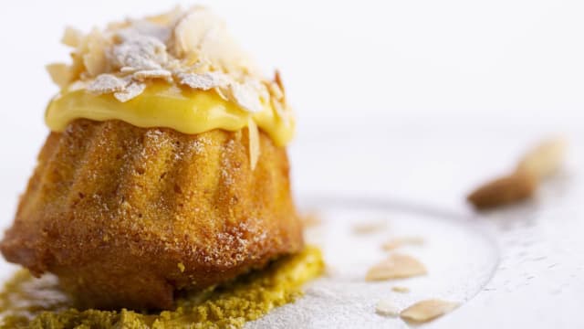 Tortino di mandorle e nocciole farcito con crema alla vaniglia e pistacchi - Osteria da Pietro (Castiglione Delle Stiviere), Castiglione Delle Stiviere