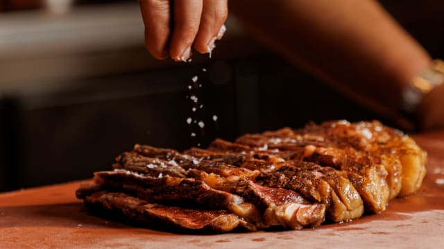 Chuletón de simmental, equilibrio perfecto, sabor, textura y jugosidad - Erre & Urrechu Barcelona