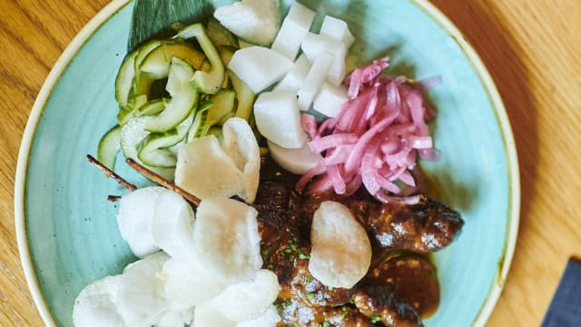 Indonesian chicken thigh saté – kroepoek – daikon – acar – satay sauce - Oslo Beers