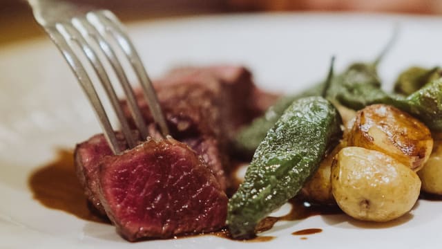 Tataki de vaca vieja con patatas y pimientos del padrón - Tastem, Barcelona