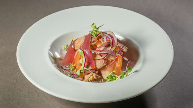 Ensalada De Tomate De Temporada, Ventresca De Atún y Olivas De Kalamata - Tastem, Barcelona