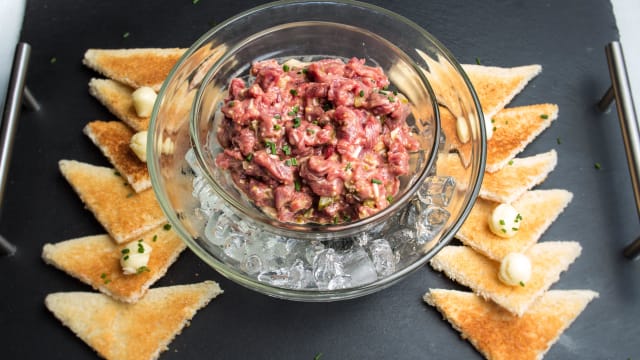 Steak tartar "show cooking" - Tastem