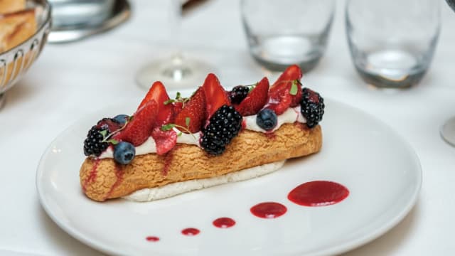 Strawberry eclair with fresh red fruit - La Mascotte