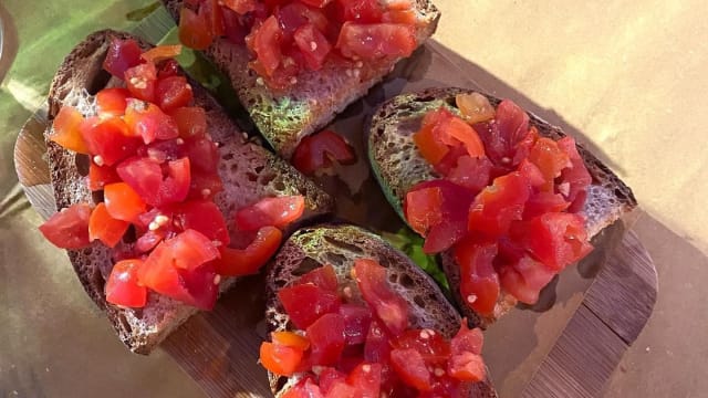 Bruschetta al Pomodoro, Olive, Carciofi, Crudo e Stracchino, Salmone e Stracchino a partire da - Strick And White® [La Taverna della Pizza], Rome