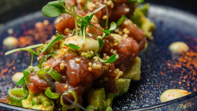 Atún tartar, aguacate, cebolla roja, emulsión de leche de tigre - Devoto, Barcelona