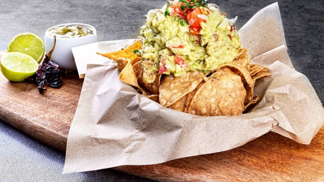 Totopos Con Guacamole - Orale burrito, Madrid