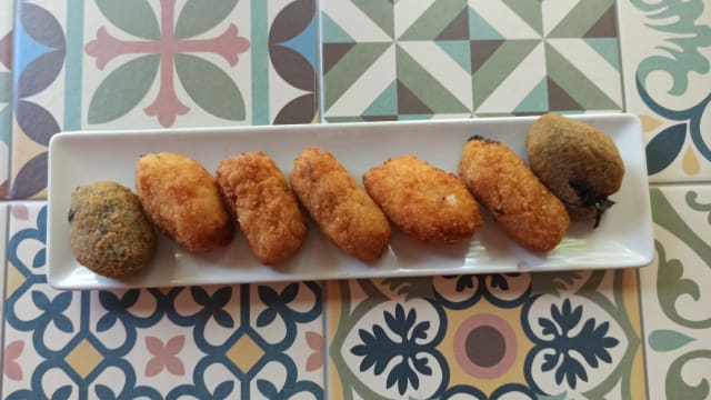 Croquetas caseras variadas - Casa Doli, Madrid