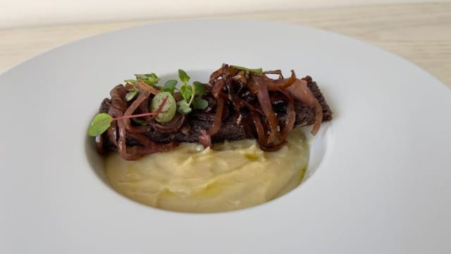 Purea Mashed broad beans, Aquaviva onion bread, celline olives powder and Evo oil  - Ostuni Palace - Il Bistrot