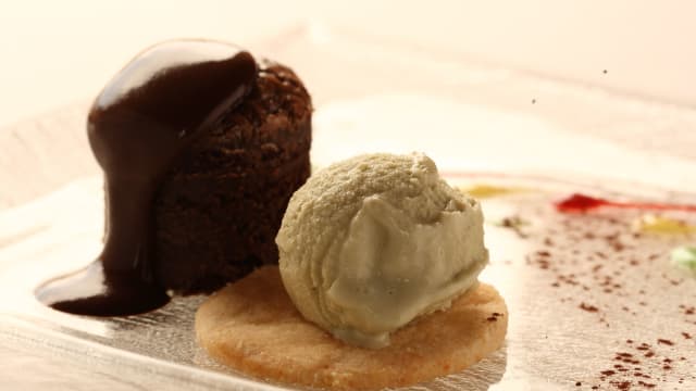 Tortino tiepido di cioccolato rustico 71% con gelato alla crema - Ristorante Walter Redaelli, Piacenza