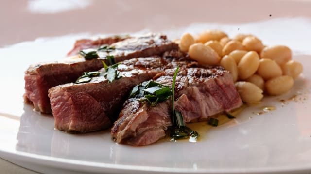 Tagliata di vitellone alle erbe aromatiche con goccia di cannellini - Ristorante Walter Redaelli, Piacenza