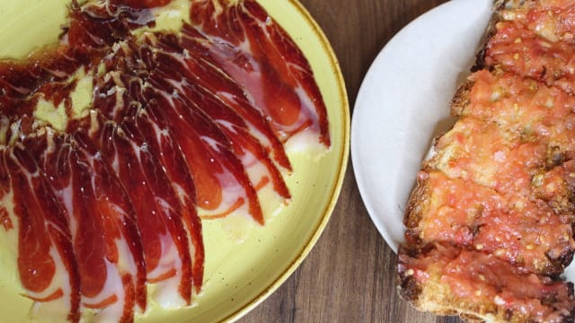 Jamón ibérico con pan de cristal - Milongas Barcelona