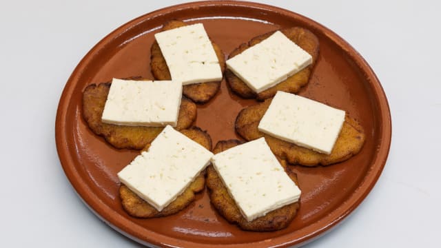 Maduritos con queso planchado, tan melosos que se te derretirán en la boca. - El Arriero