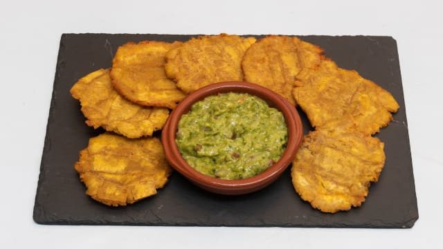 Patacones con guacamole natural, tostadas de plátano verde. - El Arriero