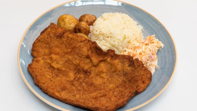 Chuleta valluna. Milanesa de solomillo de cerdo marinada y empanada en casa + arroz y papas a lo pobre. - El Arriero, Collado Villalba