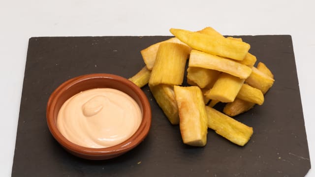 Yuca frita en crujientes bastoncitos + salsa rosita. - El Arriero, Collado Villalba