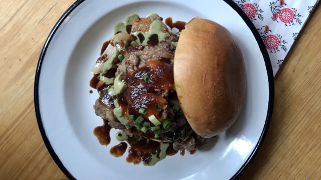 Burger khmer - (poulet croustillant ou bœuf ou tofu) - TouyTouyT, Paris