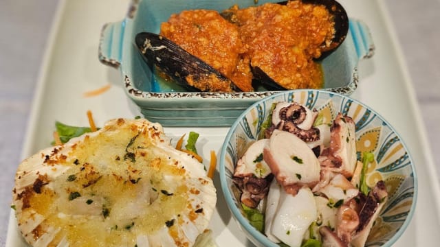 Antipasto della casa con insalata di mare, cozze ripiene e patate gratinate al forno - La Viestana, Monza