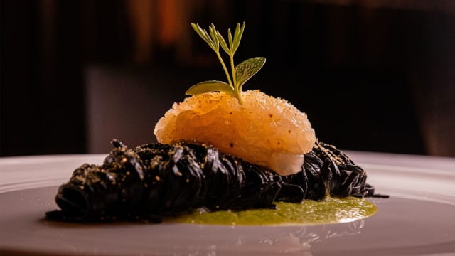 Tajarin al nero di seppia con crema di zucchine, crudo di capasanta e polvere di limone essiccato - Insomnia - Cocktail and Food, Turin