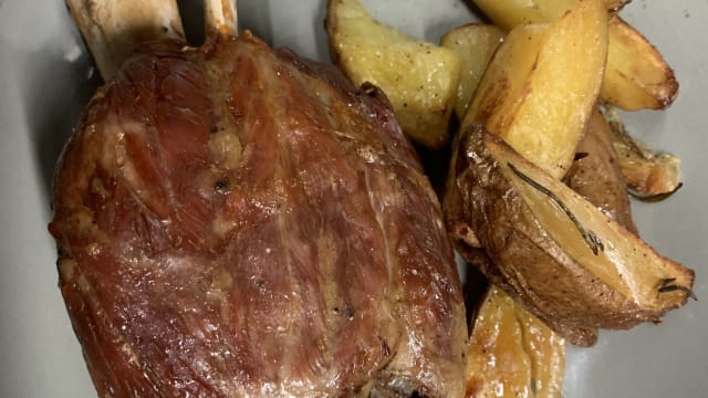 Stinco di maialino al vino con patate arrosto  - La Cantina