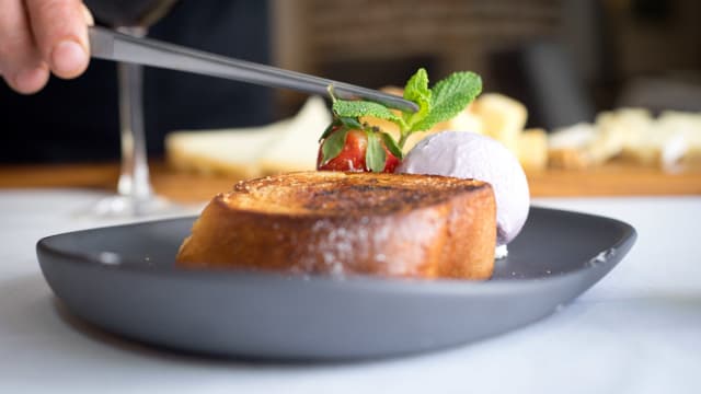 Torrija con helado de violeta - Siete Capillas - Hacienda La Coracera, San Martin De Valdeiglesias