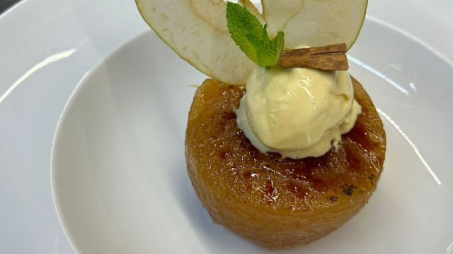 Tarte tatin di mele con gelato alla vaniglia - La Casa Rosa