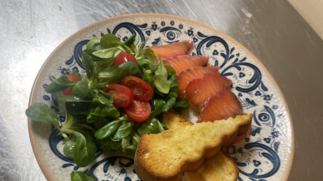 Saumon marine maison, salade mâché citronnelle - Giulia, Paris