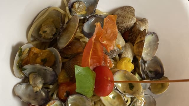 Spaghetti alla vongole, ail, persil et tomates cerise - Giulia, Paris