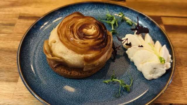 Roulé aux pommes façon « tatin » & crème isigny vanillée - La Belle Quille