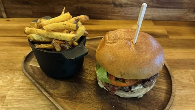 Burger de bœuf charolais 180g, smoked cheddar, lard paysan & frites maison - La Belle Quille, Paris