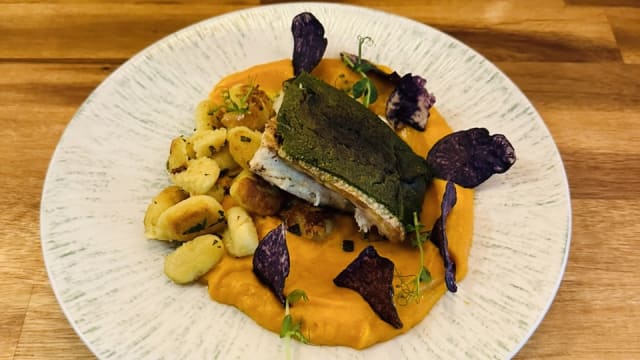 Filet de loup en croûte d’herbes, mousseline de patates douces & gnocchis poêlés - La Belle Quille, Paris