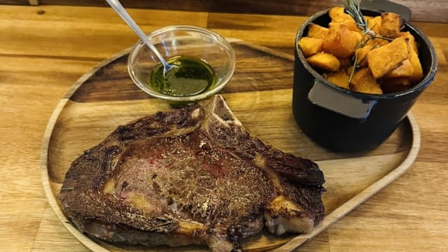 Côte de bœuf maturée, sauce chimichuri & cocotte de patates douces - La Belle Quille, Paris