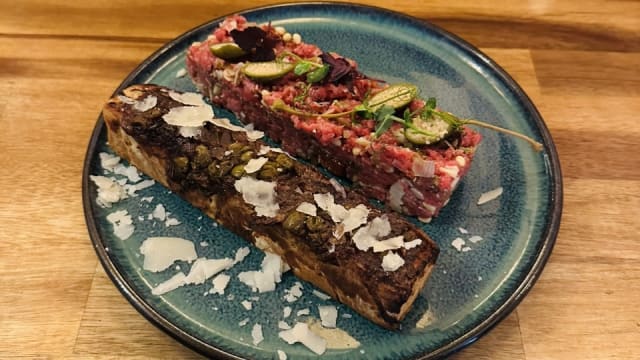 Tartare de bœuf madeinterranée 180g focaccia grillée à l’huile d’olive, romarin & thym - La Belle Quille, Paris