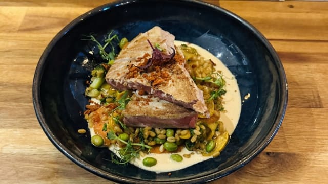 Mi-cuit de thon, wok de légumes du moment, blé fondant, émulsion soja & sésame, crispy aux épices - La Belle Quille, Paris