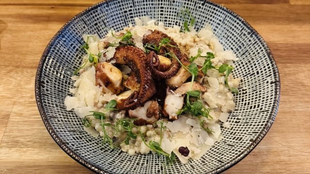 Tentacules de poulpe à la plancha, risotto frigola sarda, truffe, céleri doré, parmigiano et jus court - La Belle Quille, Paris