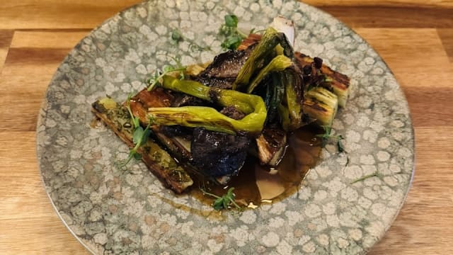 Joue de bœuf à la provençale, mille-feuilles de pommes de terre à la sauge & cébettes braisées - La Belle Quille, Paris