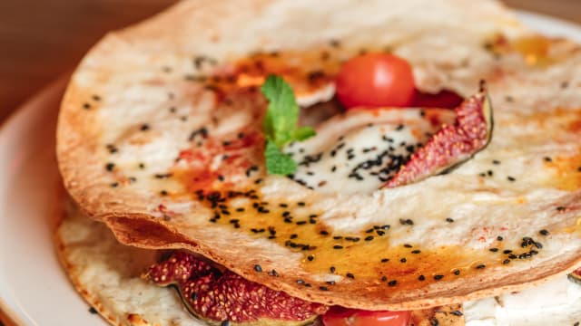 Tortilla de Poulet Rôti Avec du Labneh au Zaatar, Cheddar et Mozzarella - Les trois maladroits, Paris