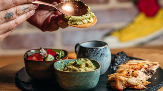 Blanc de Poulet Grillé aux Herbes Orientales, Confit D'oignons Rouges, Guacamole, Accompagné de Petits Pains Frits - Les trois maladroits, Paris