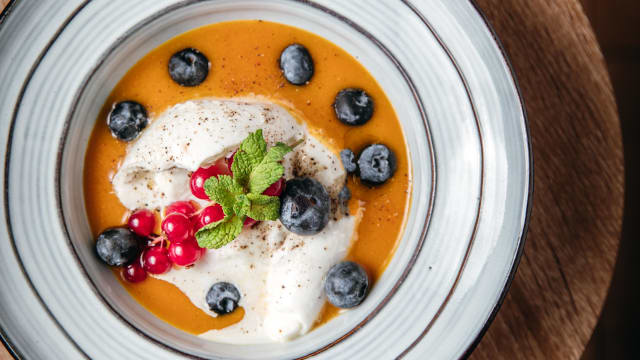 Burrata Tiède à la Sauce Leche de Tigre Mangue, Groseilles et Myrtilles - Les trois maladroits, Paris