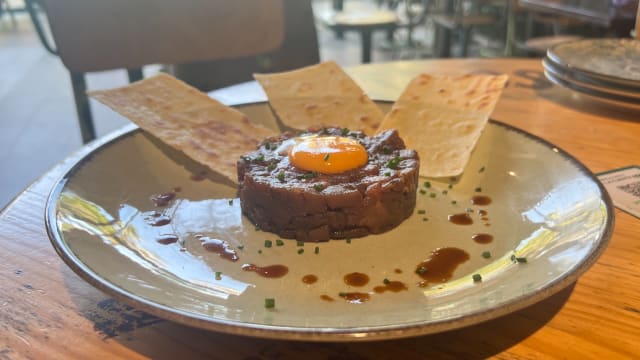 Tartar de atún rojo salvaje con yema de huevo y salsa de soja - Wanderlust CC Oasiz, Torrejon De Ardoz