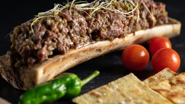 Steak tartar de solomillo de ternera sobre hueso de tuétano caliente (bajo disponibilidad) - Wanderlust CC Oasiz, Torrejon De Ardoz