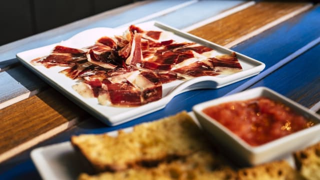 Jamón de bellota con pan de cristal y tomate triturado - Wanderlust CC Oasiz