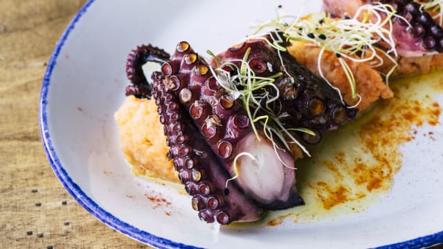 Pulpo a la brasa sobre lecho de patatas revolconas - Wanderlust CC Oasiz, Torrejon De Ardoz